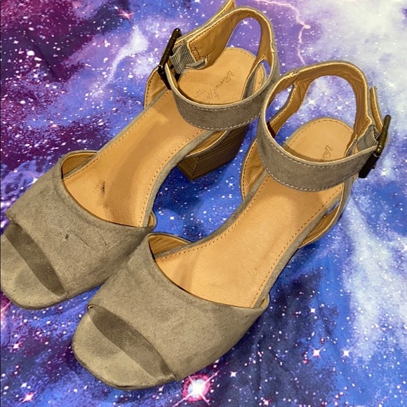 Universal Thread Shoes - Universal thread heeled sandals
